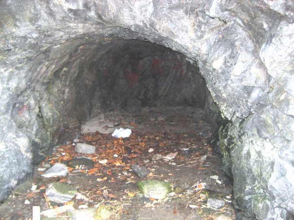 Inne i tunellen som var i bruk som lager...