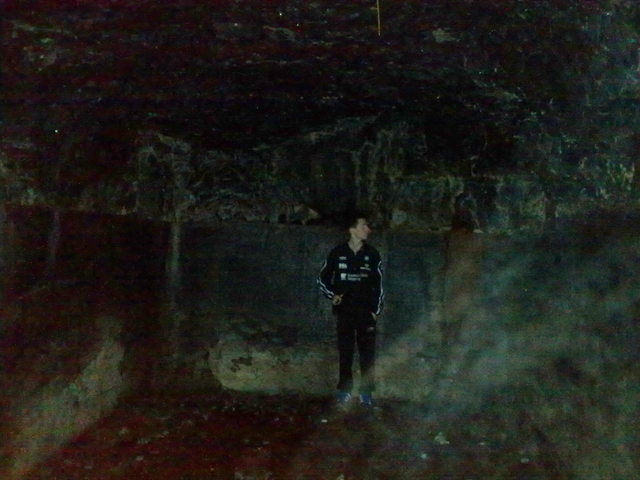Nok et bilde av hovedhulen. Ser at det er mur langs grotten hele veien. Tror det er murt omtrent opp til 1,70?