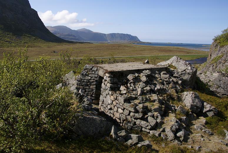 Bunker som ligger midt i en steinrøys
