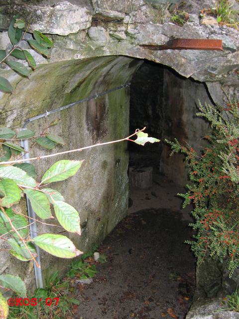 Påfølgende bunkers/huler finner en om en går inn i Vågedalen istedenfor å ta rett ned til kaien.<br />Inngang nr.1 til det som nok har vært et dekn.rom. for personell.