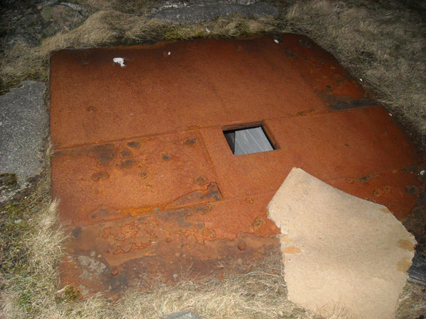 Bunker med jernplate over utgangen i andre enden.