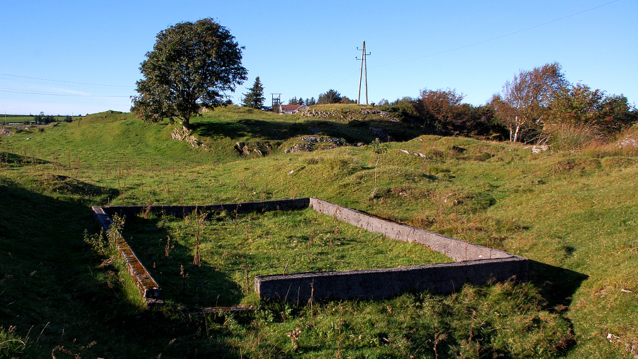 Brakkegrunnmur G1, i bakkant av tidligere omtalte bunker.