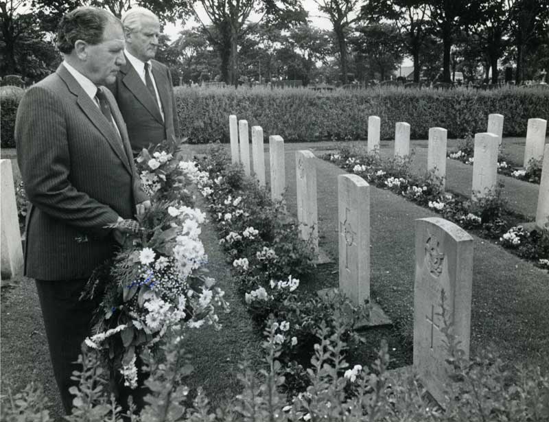 Ken Rees og Gwyn Martin ved graven til D.Taylor og H.A.Dalzell i 1984. Foto Per A.Enge Haugesunds Avis