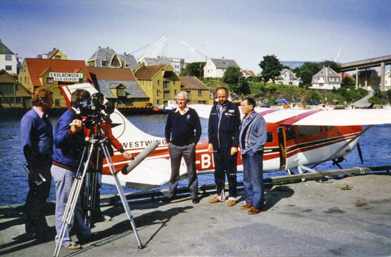 Fra filminnspillingen i 1984. Den nevnte Cessna 206 fra West Wing. I midten G.Martin, Jon Tørresdal, og K.Rees. Foto Halvor Sperbund