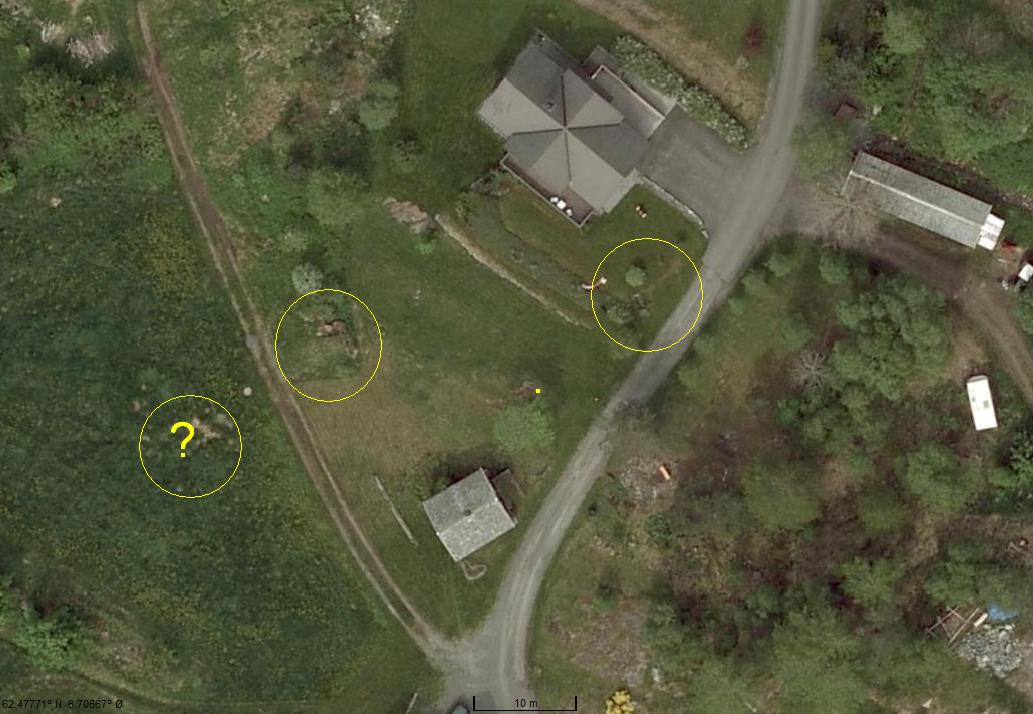 Her er et nærmere luftfoto over området hvor restene etter kanonstillingene ligger.
