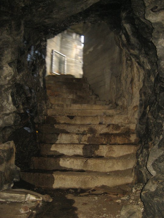 Inne i tunnellen, fom fører opp til en oppholdsbunker som var i stein/betong.
