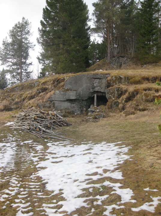 Påbegynt tunnelanlegg på marken ovenfor gårdshuset som ble rekvirert av tyskerne, hvor batterisjefen var innkvartert.