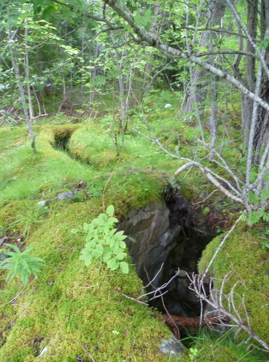 Løpegraver inne i skogen v. Tøssesvingen (E39). Løpegravene er stort sett i betong, eller betong/stein, men også kun nedskutt i berget enkelte steder.