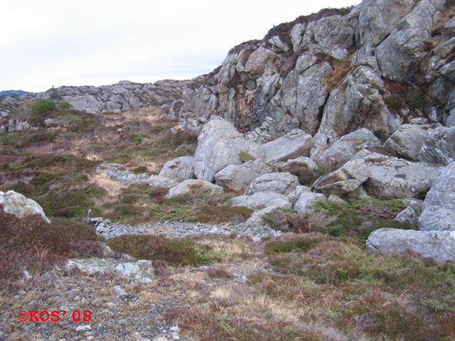 Fra lyskaster stilling mot agregat (skimtes bak stein). Rest etter hytte(?) til høyre, utenfor bildet.