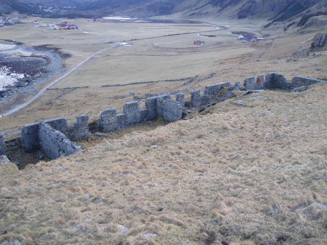 Rester av en byggnad kanske där dom ryska fångarna bodde som byggde fortet