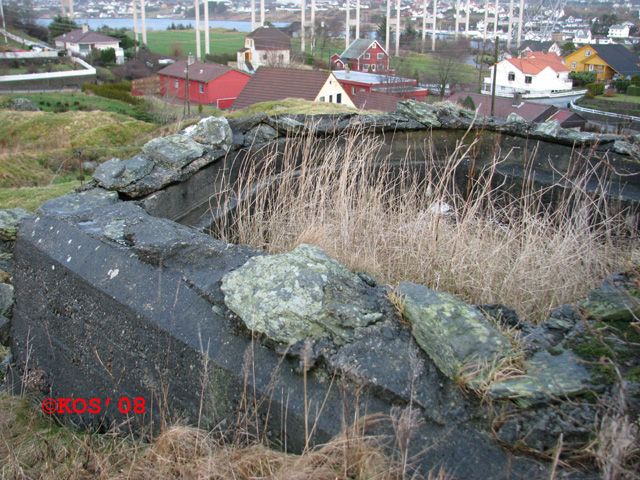 Her ser en Salhusbroens støttesøyler øverst i bildet.<br />Denne bunkersen har nok også hatt tak opprinnelig.