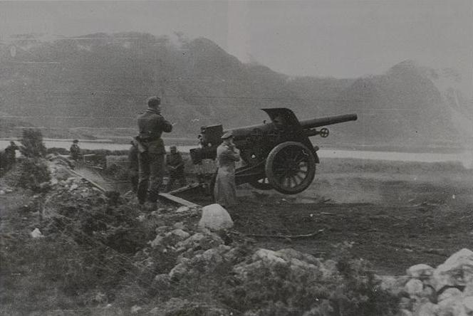 Øvelseskyting med en av de seks 15,5cm feltkanonene på Gossen Süd. Her i feltmessig stilling, trolig en av de to kanonene på nedsiden av veien.