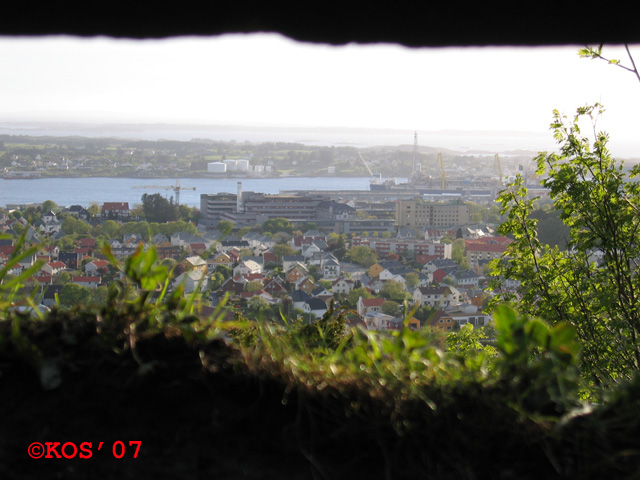 Utsikten innenfra. Vi ser &amp;quot;Alvheim&amp;quot; tørrdokken på Aibel AS m/Saga-øya Karmøy på andre siden av sundet.<br />Kanonene i Tømmerdalen kunne nå alt vi ser vestover på en dag som denne.