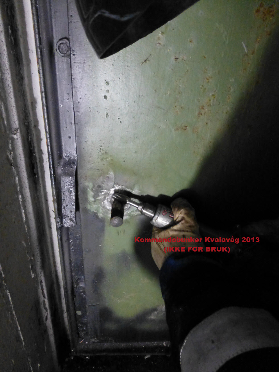 85- Kommandubunkeren ved HKB Vikene 2. mars 2013 - Reparasjon av feste til låsen på panserdøren mot vest.JPG