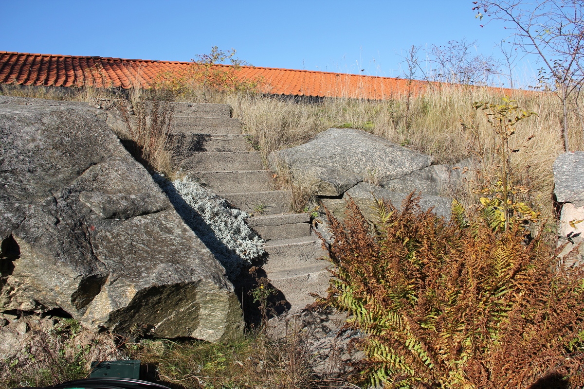 Trapp opp til stillingen (som ligger til høyre). Taket i bakgrunnen tilhører et gammelt vannbasseng.