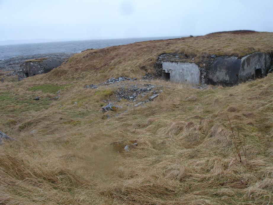 DSC02477 2 stk bunkere litt i utkanten av fortet.jpg