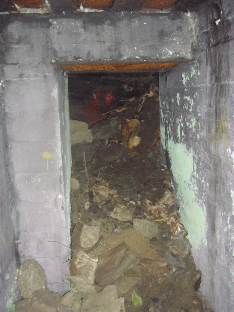 Dette bildet er tatt mot inngangsdøren til bunkeren . Den originale dørrammen av tre var intakt.