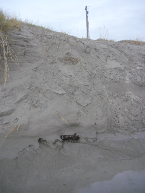 Her stikker metall-rammen så vidt ut av sanden