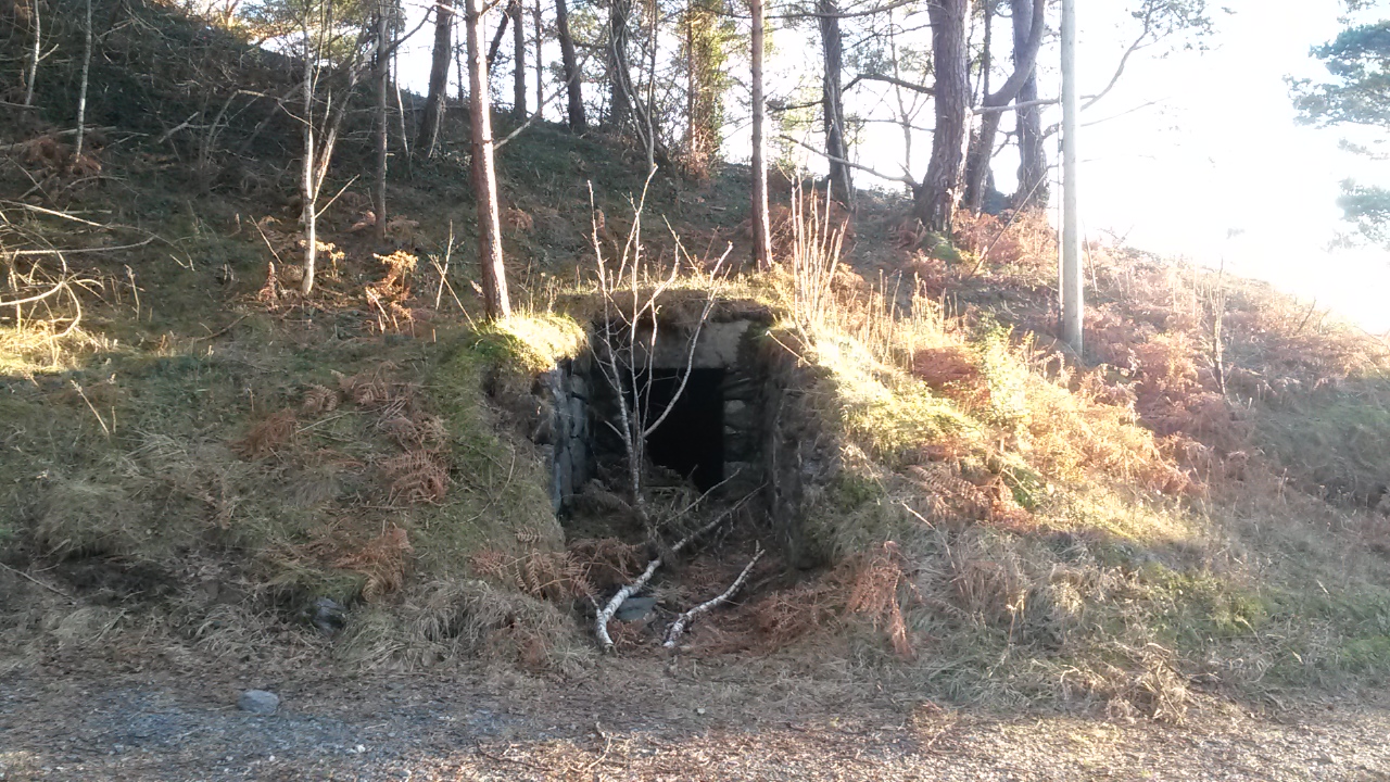 gjennomgående hule  til innredet bunker andre side av fjellet   20 meter syd for  brakke 4.jpg