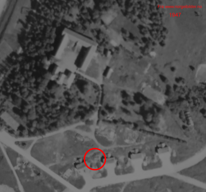 Devle gård, 1947, med små flyhangarer på nedsiden. interessant bunker er markert med rød ring.