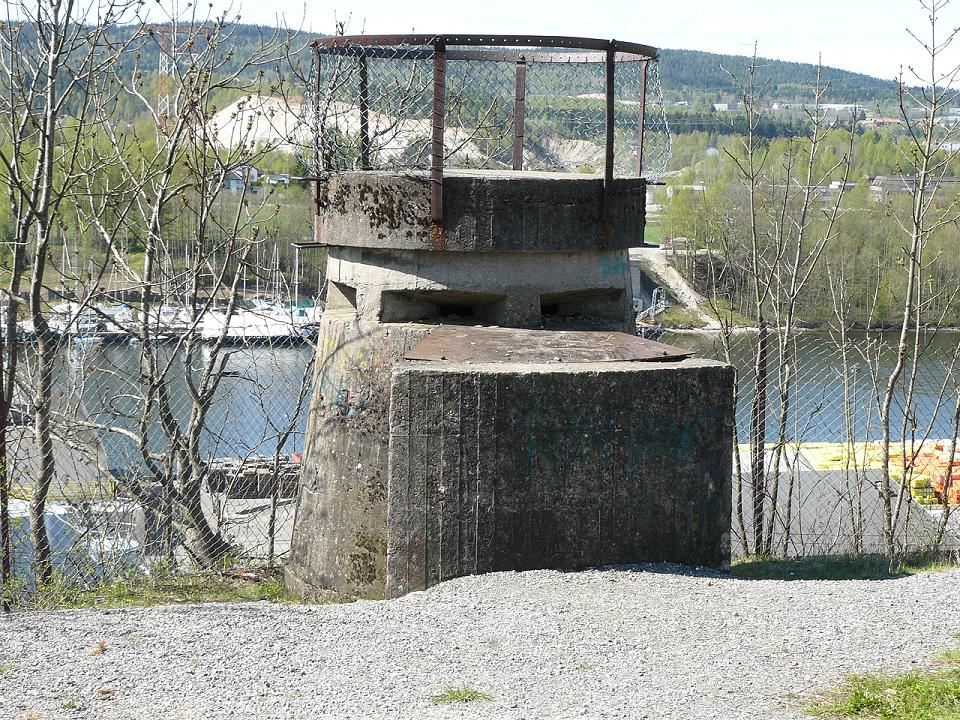 Denne ligger på fjellpynten over veien på østsiden av elva mellom Porsgrunn og Skien, og har oversikt over Menstad havn.