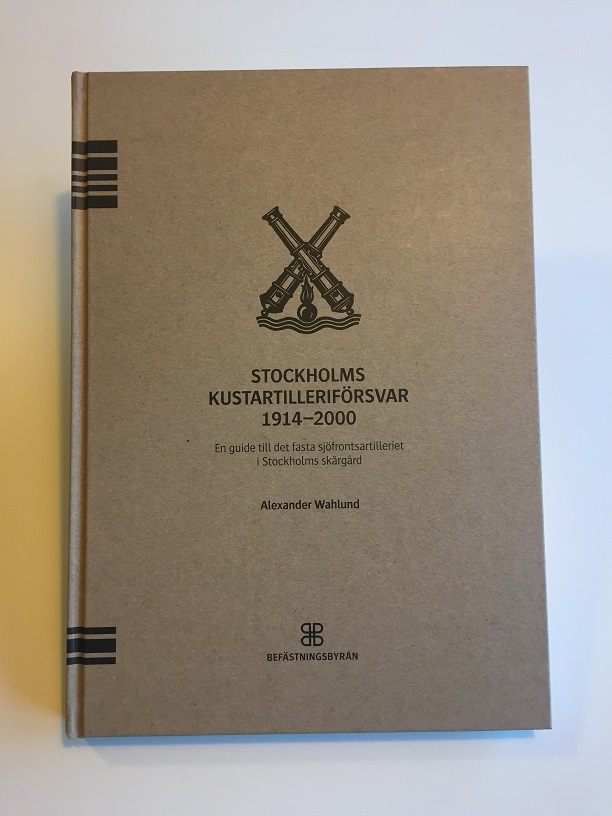 Bokomslaget är en pastisch på äldre svenska instruktionsböcker för artilleri och eldledning.