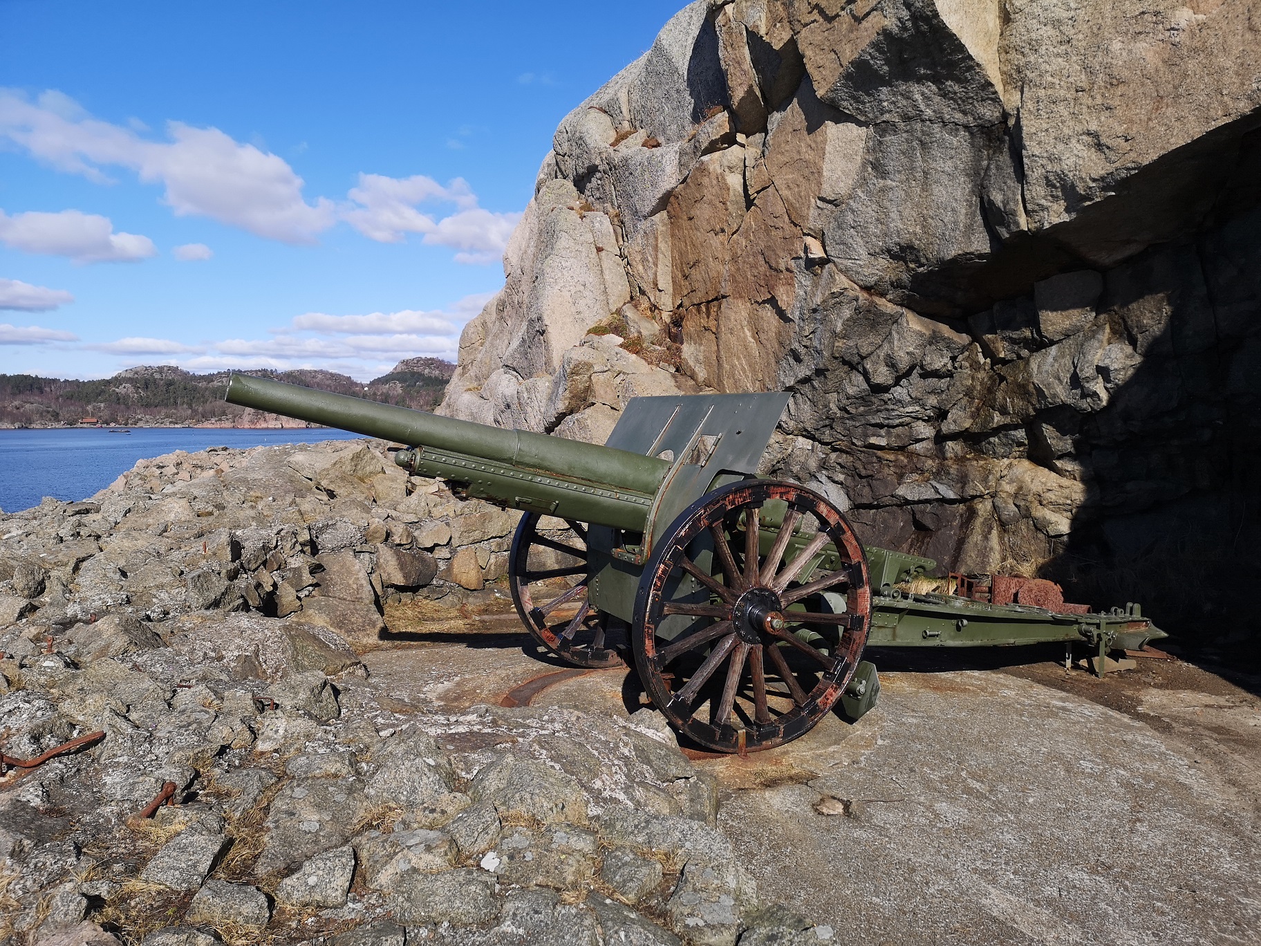 En av to like kanoner på fortet