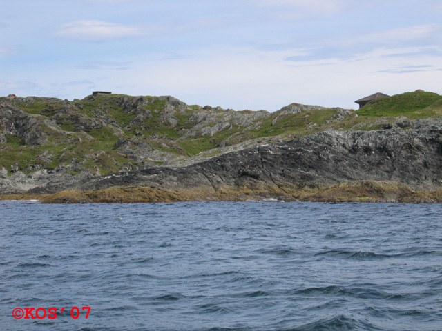 Batteriet sett fra sjøen (vest). Begge kanontårn viser i bildets ytterkanter.<br />&amp;quot;Leitstand&amp;quot; nærmest den venstre.