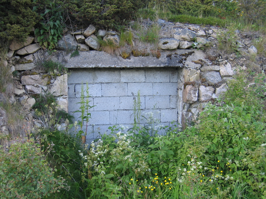 Gjenmurt inngang til bunker (UTM32-posisjon: 7644939 N / 792629 E).