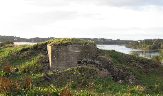 Bunkeren fotografert fra sør med Viksefjorden i bakgrunnen mot nord
