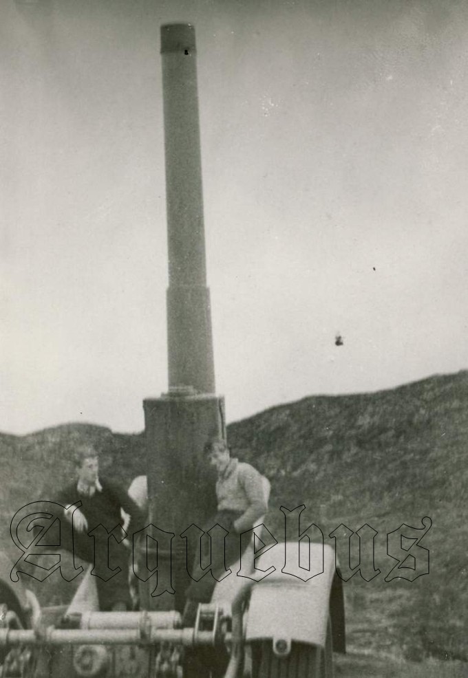 HKB Skaaredal, to ungdommer på en 21cm. Mørser 18 i mai 1945.jpg