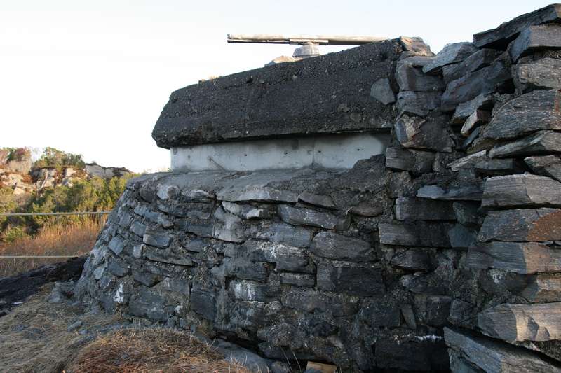 Denne er også støpt igjen (farlig utsikt?), men den gamle FFI-radaren står stadig på plass.