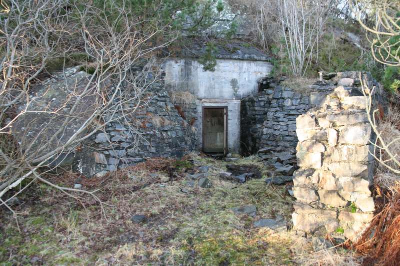 Bunker mellom befalsmessen og beredskapslageret (&amp;quot;grøntlageret&amp;quot;). Denne ble benyttet som gasskammer i nyere tid.