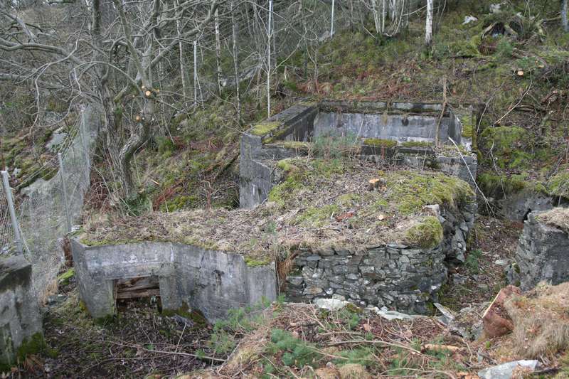 Fjellingangen ligger i bunkeren rett frem på bildet.