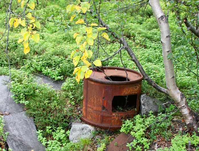 Improvisert ovn i en åsrygg tett besatt med provisoriske stillinger.