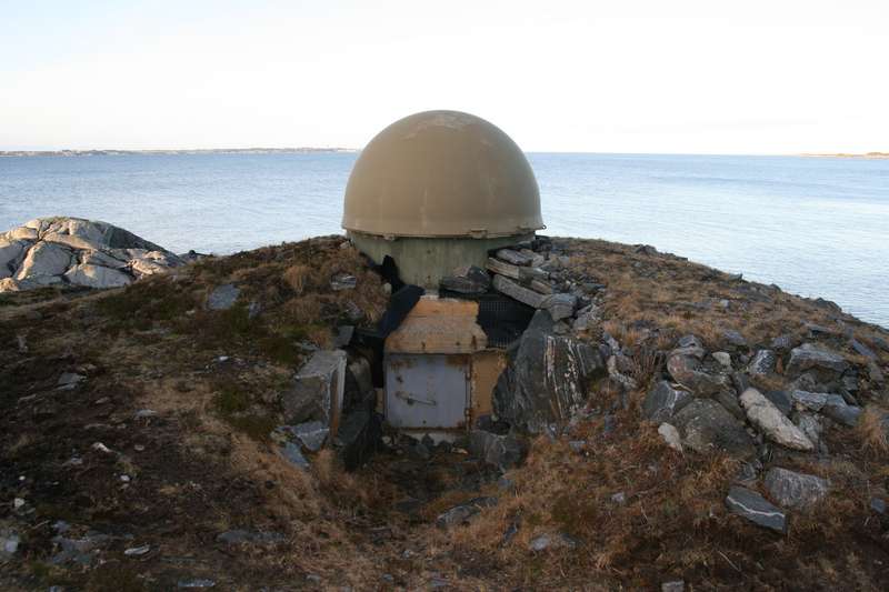 Vet ikke hva som sto her under krigen, men denne har vært gjenbrukt et par ganger. Nåv. status: Decca tranciever + HOSA antenne/kuppel (varslingsradar - NorControl DB-7 TMK display i IDA OPS-rom). PS: Her står strømmen på (hører tydelig en vifte som går..