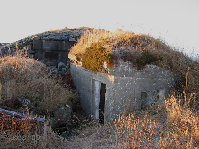 Oppholdsbunker for kanonmanskap på vakt, sammenbygd med garasjen.