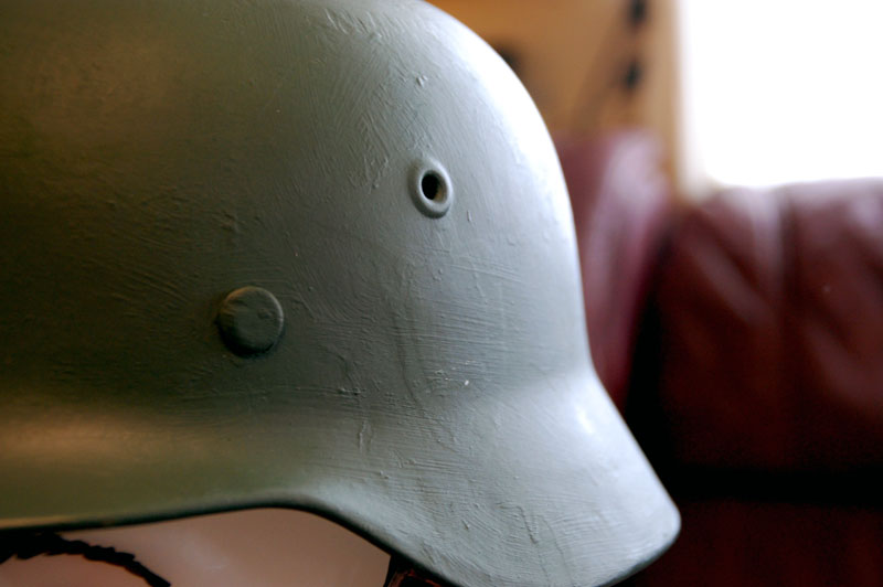 Det ser ut til å  være noe skult bak malingen her? Gjør det ikke? Ser nesten ut som det norske våpenskjoldet og kan jo derfor tyde på at hjelmen har vært brukt i Norge etter krigen...