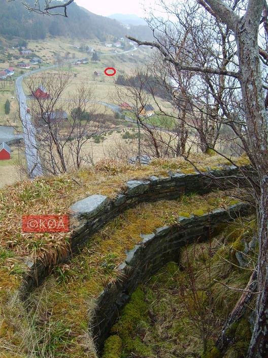 Utsikt frå Halsanakken mot batteriet. KO-bunker innsirkla med rødt.