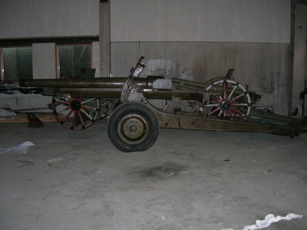 K331f (Skodakanoner i bakgrunnen), bilde 1.JPG
