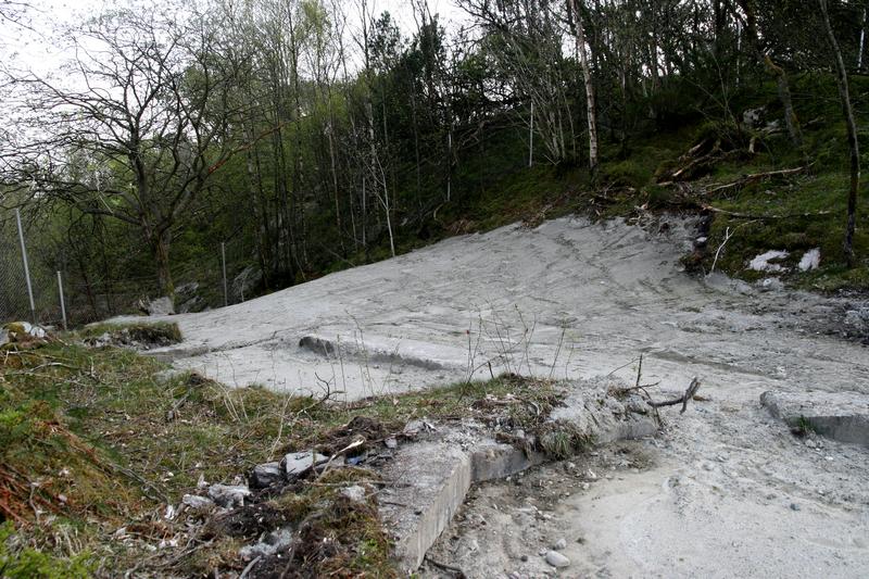 Her er det nok et par meter med ny &amp;quot;overdekning&amp;quot; til stillinger og inngangsparti for den tredje tunellinngangen i denne åsen... (ref. &amp;quot;IMG_7036.jpg&amp;quot; i tidligere post)