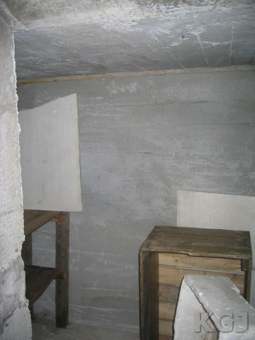Inne i bunkeren, romme innafor er nytta som privat lager så legg ikkje ut bilde av det :)