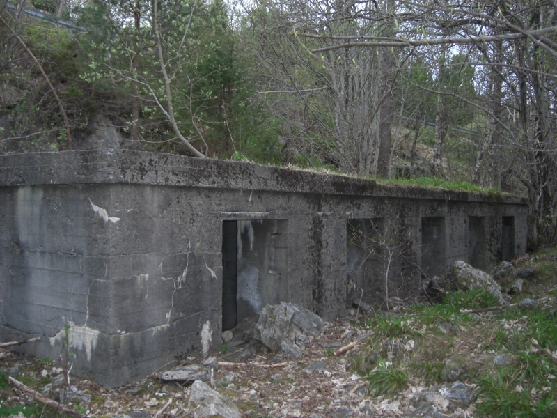 Tilbake til &amp;quot;telefordelingsskapet&amp;quot; og litt østover, noen titals meter syd for Albertleir-tunnellen, finner vi denne fantastisk malplasserte uferdige tyske konstruksjonen...
