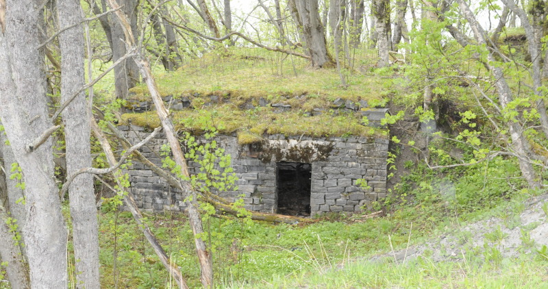 På dette tidspunktet regnet det ganske heftig, så jeg klatret ikke ned til denne for å kikke innvendig. Mulig en personellbunker?