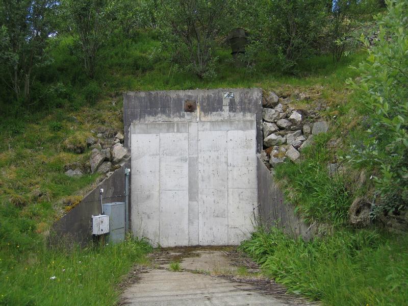 Inngangspartiet til fjellanlegget. Her var det en kjøreport - tunellen gikk ca. 30m videre til inngangsdøren til anlegget. Nedover i tunellen kom man først til stridshodelager (venstre), deretter våpenlager (høyre). Mellom våpenlager og inngang lå &amp;quot;z