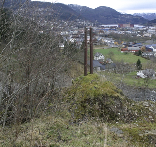 Her er restane av den tyske flaggstanga som du ser på bilda lenger oppe. Den har stått på kanten av sandtaket i mange år, inntil no.