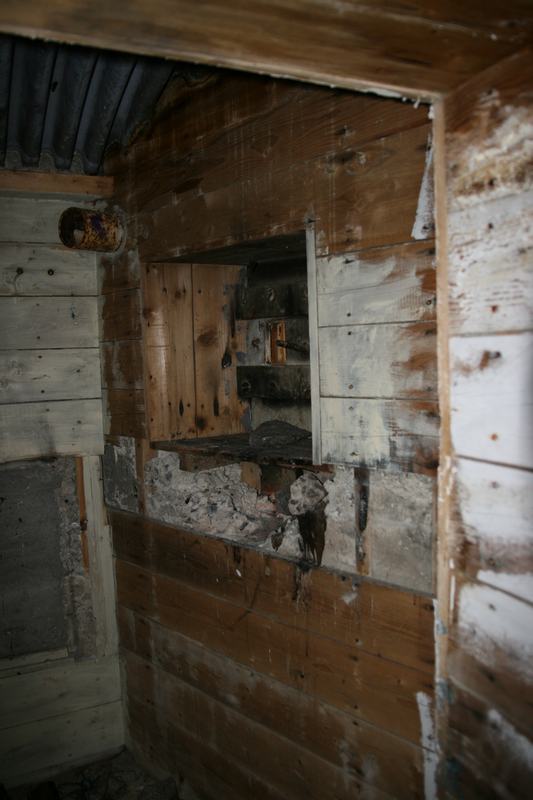 Rom til høyre for hovedrommet, med skyteskår som dekker inngangen.