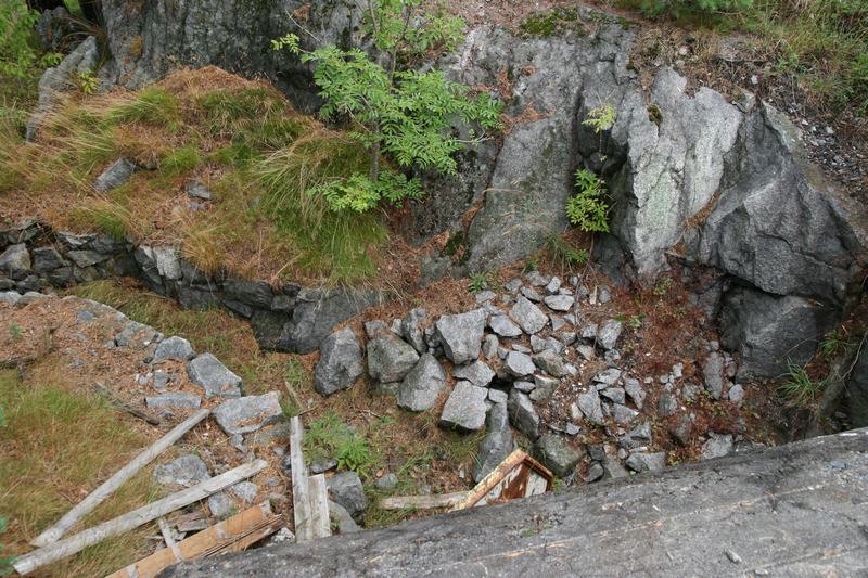 Løpegravens utløp foran inngangsparti til bunker 1.