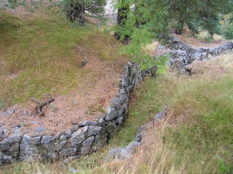 Løpegraven sett fra toppen av haugen (bunker 1 utenfor bildet til venstre, bunker 2 øverst ca midt i bildet).