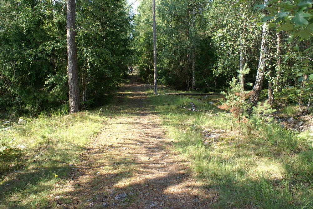 I enden av denne veien er det et stort rom med en dekkningsmur i stein, rundt